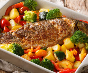 Ryba pieczona w warzywnej kołderce – soczysta i delikatna, znika do ostatniego kęsa