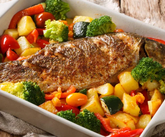 Ryba pieczona w warzywnej kołderce – soczysta i delikatna, znika do ostatniego kęsa