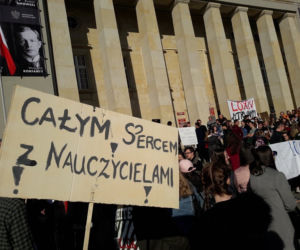 Uczniowie protestują przed kuratorium