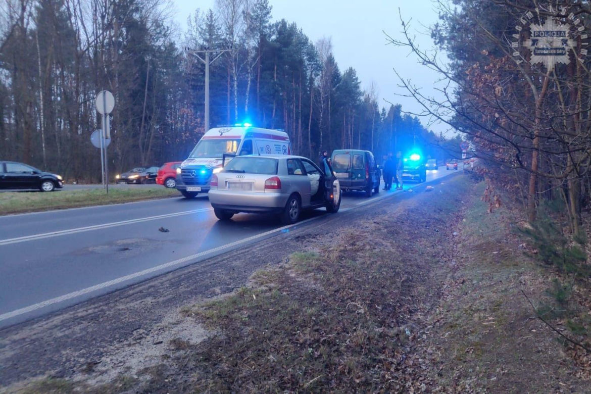 Utrudnienia na DW 908 na wysokości zalewu Nakło-Chechło. Droga zablokowana po wypadku z udziałem pieszego