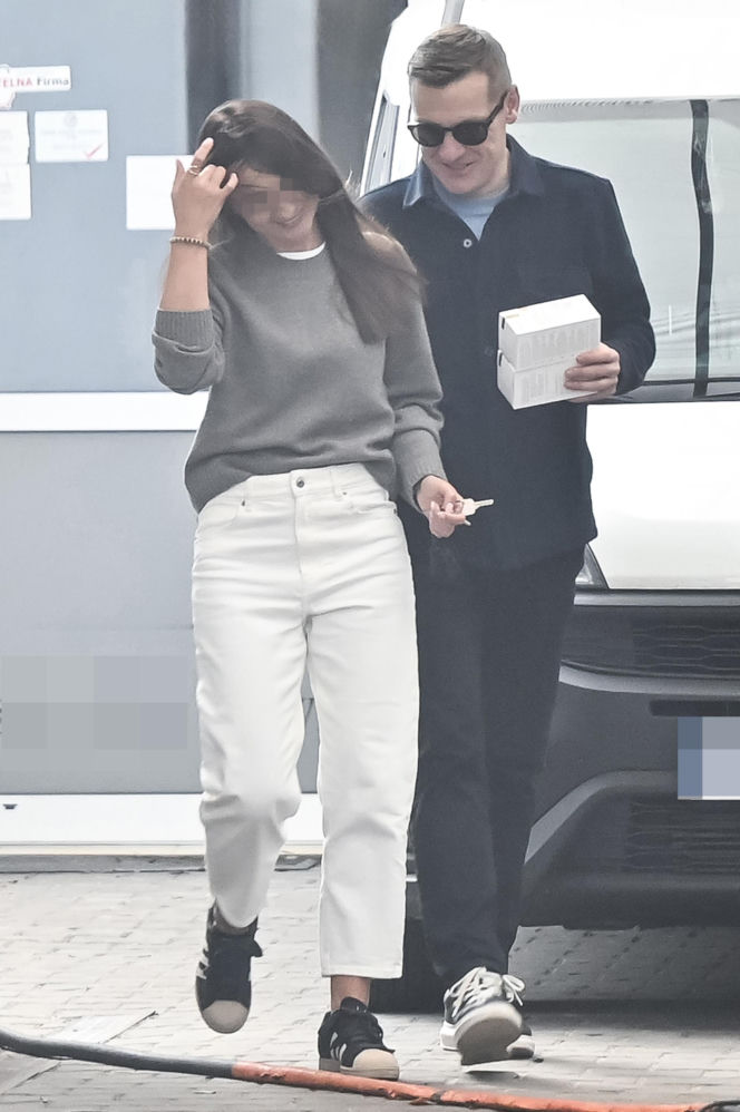 Marcin Mroczek z dziewczyną w cukierni