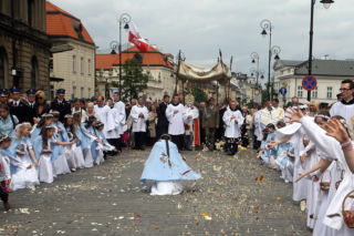 Boże Ciało w Warszawie. Procesje sparaliżują stolicę. Którędy przejdą wierni?