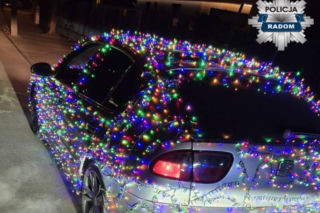 „Mikołaj” z Radomia zamienił seata w choinkę. Policjanci zdębieli