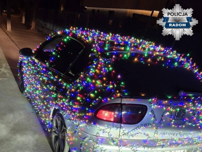 „Mikołaj” z Radomia zamienił seata w choinkę. Policjanci zdębieli