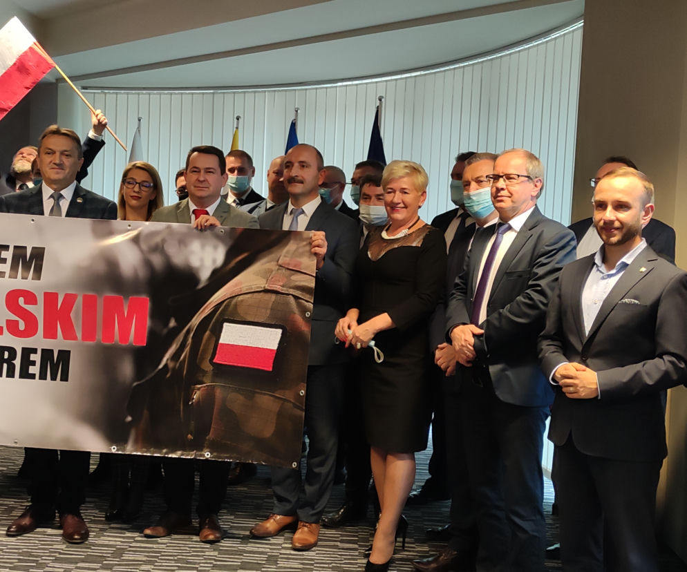 Murem za polskim mudnurem Samorządowcy z powiatu kieleckiego wspierają polskich żołnierzy na granicy wschodniej