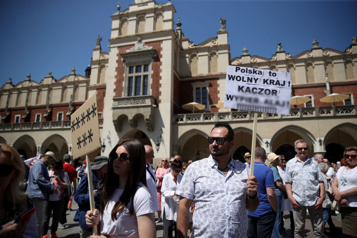 Marsz Wolności w Krakowie wspierający centralny, warszawski marsz z okazji 4 czerwca. Tysiące ludzi na Rynku Głównym