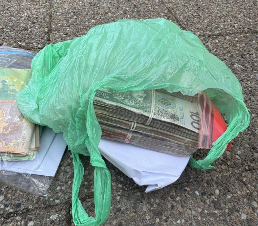 Wpadli podczas odbierania pieniędzy od seniorów. Policja rozbiła grupę oszustów