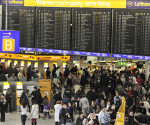 Odwołane loty, tłumy na lotniskach – zima paraliżuje ruch lotniczy!