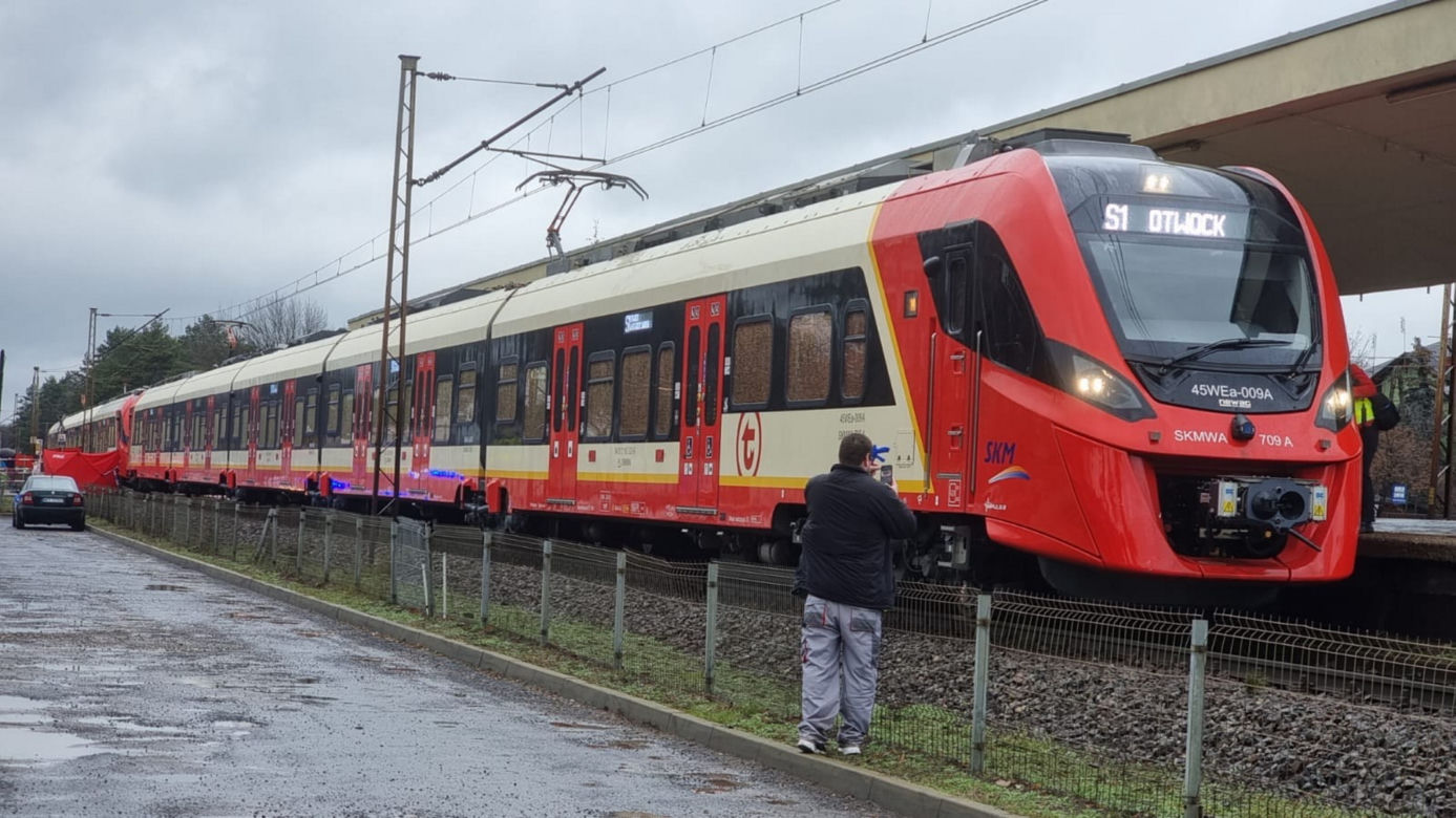 Makabra w Józefowie. Pociąg SKM zabił 14-latkę na przejściu dla pieszych!