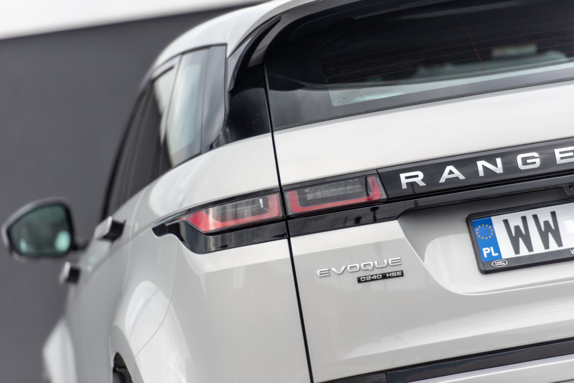 Range Rover Evoque D240 HSE vs Lexus UX 250h 