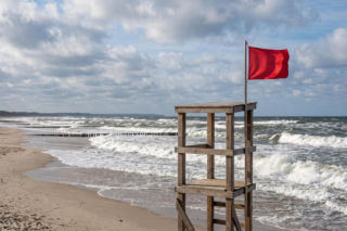 Sinice Darłowo. Czy w Darłowie można się kąpać 22.07? Flaga, warunki pogodowe