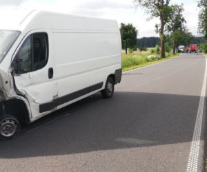 Kujawsko-pomorskie: Osobówka wbiła się w drzewo! W środku uwięziona kobieta [ZDJĘCIA]