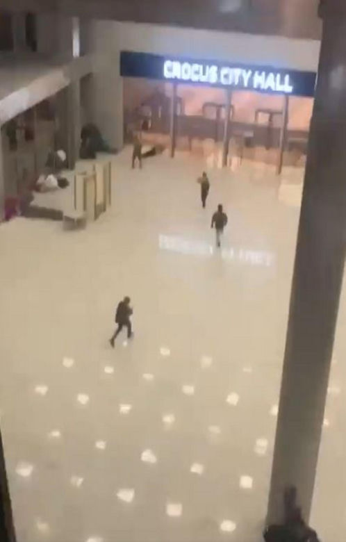Kilkanaście osób zginęło, kilkadziesiąt rannych w strzelaninie w sali koncertowej pod Moskwą 