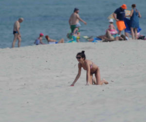 Kaczyńska z nieznajomym smaży się na plaży