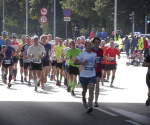 Polacy lubią biegać - na zdjęciu Maraton Warszawski 2015