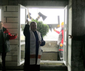 Następuje uroczyste poświęcenie wiechy, budynku i wszystkich zgromadzonych.