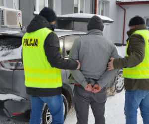 Lubelskie. Wyciągnęli ich z auta i POBILI.  Areszty dla pięciu mężczyzn! Nie uwierzysz, o co poszło