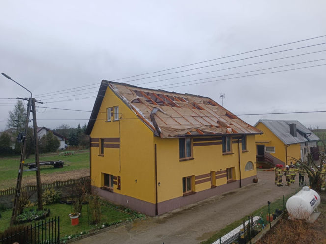 Interwencje Strażaków przy likwidacji szkód spowodowanych przez gwałtowny wiatr i burze