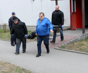 Przerażająca relacja sąsiadów, W mieszkaniu w Wołominie znaleziono ciała dwóch osób, ranny 19-latek w szpitalu