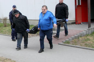 Przerażająca relacja sąsiadów, W mieszkaniu w Wołominie znaleziono ciała dwóch osób, ranny 19-latek w szpitalu