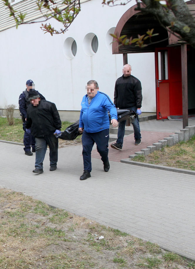 Przerażająca relacja sąsiadów, W mieszkaniu w Wołominie znaleziono ciała dwóch osób, ranny 19-latek w szpitalu