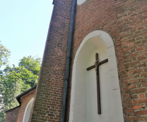 To miasto ma jeden z najpiękniejszych pałaców w Łódzkiem. Zachwyca też klasztorem