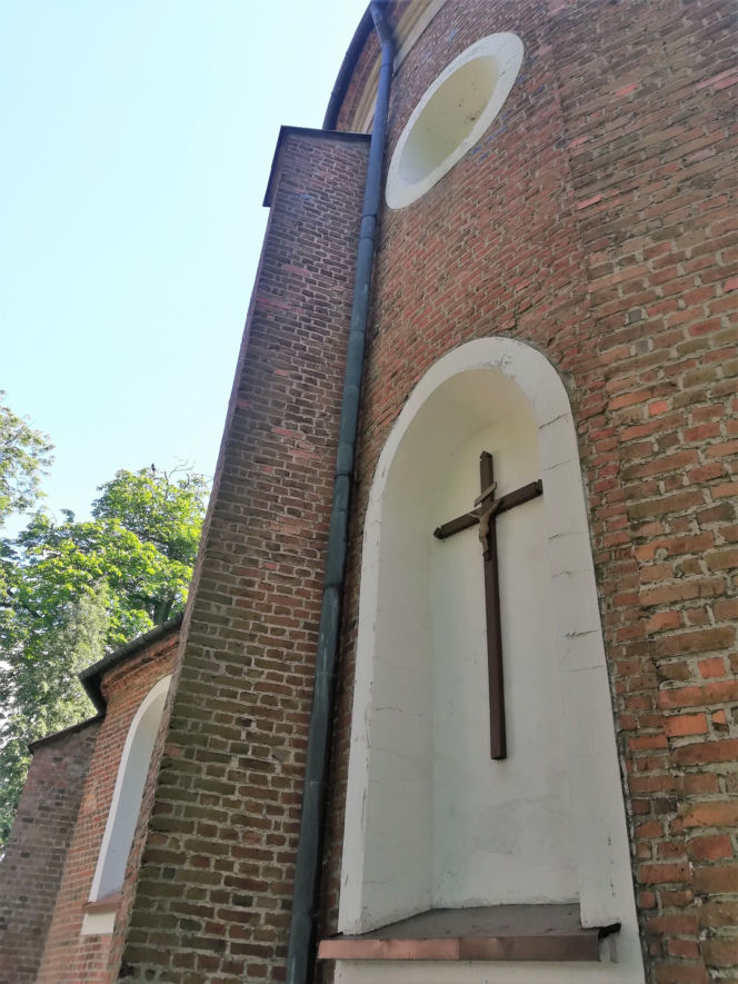 To miasto ma jeden z najpiękniejszych pałaców w Łódzkiem. Zachwyca też klasztorem