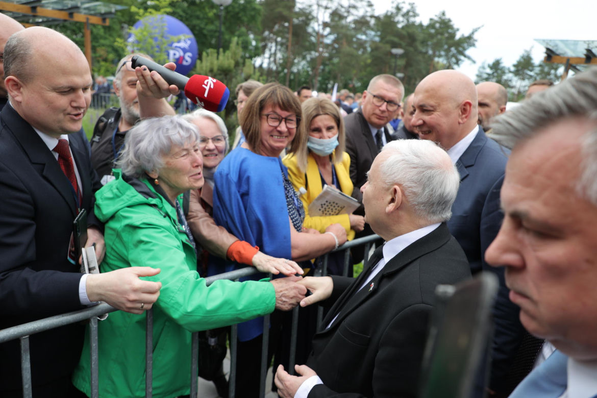 Kaczyński rozchwytywany przez kobiety na konwencji PiS!