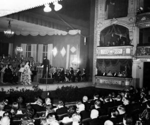 Blichtr, przepych i spektakle. Zobacz, jak wyglądało życie teatralne dawnej Warszawy [GALERIA]