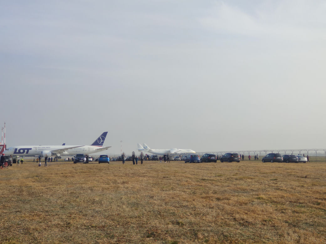 Tłumy na lotnisku w Jasionce.  Obserwowali An-225 Mrija [ZDJĘCIA]