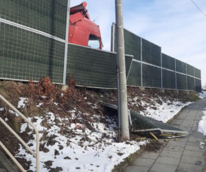 Zderzenie ciężarówki z osobówką na trasie Tarnów - Brzesko. Trzy osoby poszkodowane