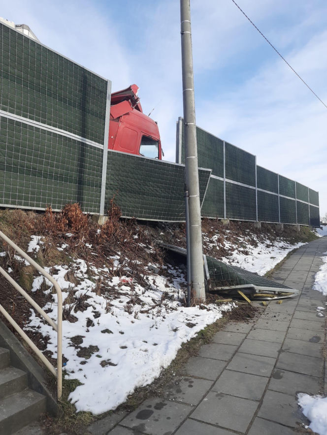 Zderzenie ciężarówki z osobówką na trasie Tarnów - Brzesko. Trzy osoby poszkodowane