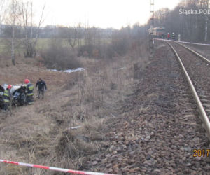Mężczyzna wjechał pod jadący pociąg