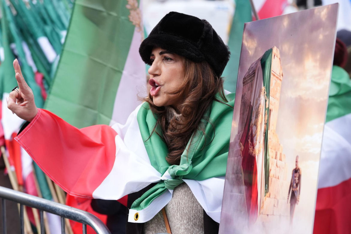 Grupa mężczyzn protestuje w Teheranie przeciwko amerykańsko-izraelskiej inwazji na Iran