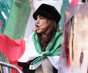 Grupa mężczyzn protestuje w Teheranie przeciwko amerykańsko-izraelskiej inwazji na Iran