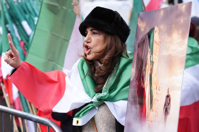 Grupa mężczyzn protestuje w Teheranie przeciwko amerykańsko-izraelskiej inwazji na Iran