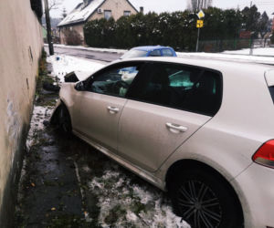 Volkswagen Golf rozbity o ścianę budynku
