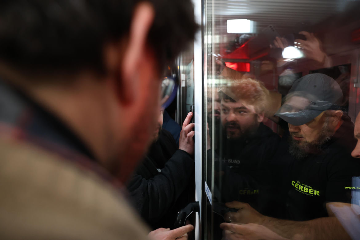 Awantura przed halą sportową w Końskich. Wezwano policję 