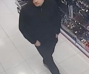 Okradał drogerię niedaleko Torunia. Rozpoznajesz tego mężczyznę?