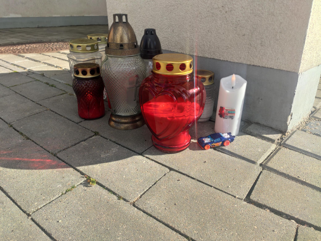 Na tym osiedlu doszło do zabójstwa sześciolatka. Pod blokiem stanęły znicze
