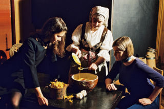 Rzucają butem i nasłuchują psa. Tak na Śląsku panny szukają męża w Andrzejki