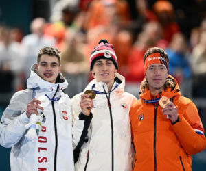 Panczenista Władimir Siemirunnij po biegu na 10 km, który dał mu srebrny medal olimpijski