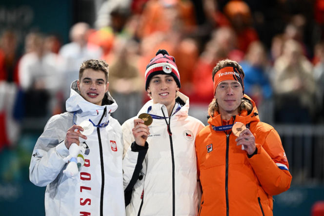 Panczenista Władimir Siemirunnij po biegu na 10 km, który dał mu srebrny medal olimpijski