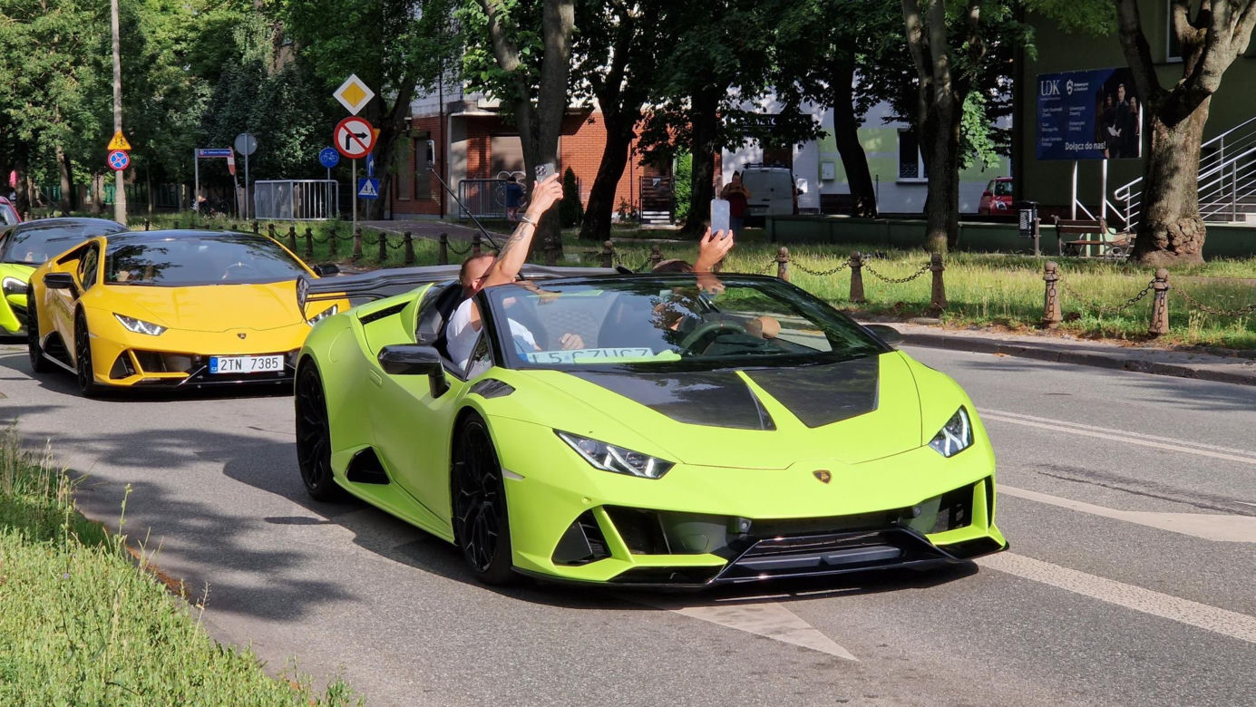 Siedlczanie chętnie korzystali z przejażdżek luksusowymi sportowymi samochodami by wesprzeć szczytny cel
