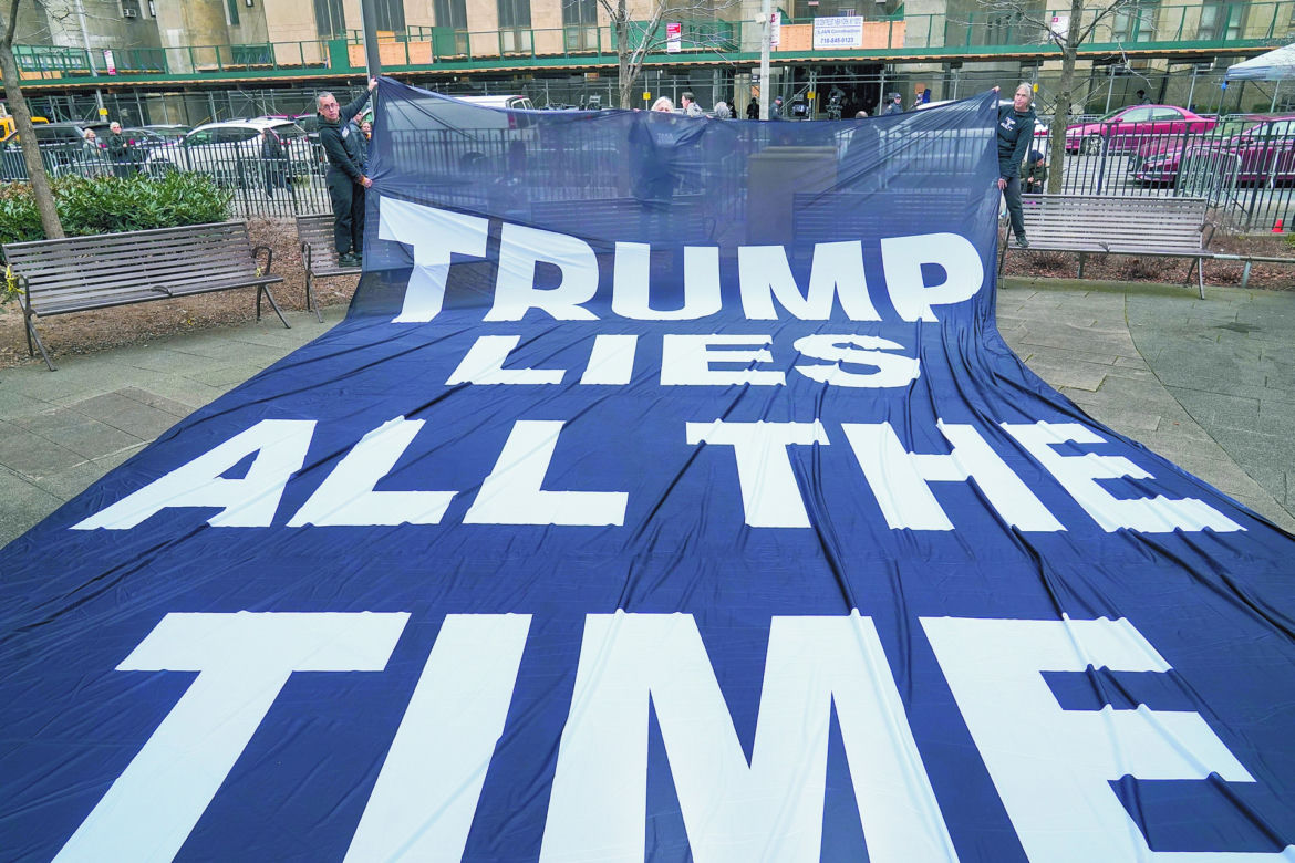 Chcą wiedzieć, co mają na Trumpa