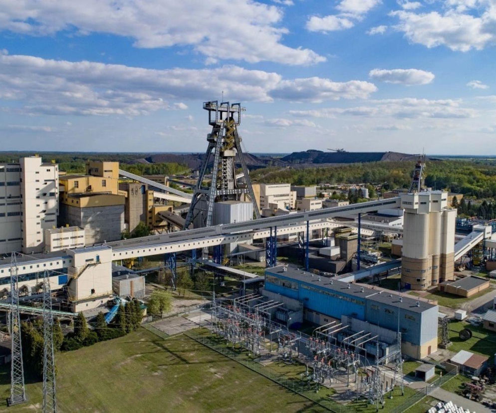 Widok z góry na infrastrukturę kopalni Bogdanka z wieżą wyciągową. O proteście górników przeczytasz na Eska Lublin.