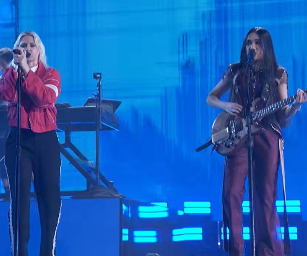 Nene Royal gra na gitarze obok wokalistki Linkin Park na scenie. O finale America's Got Talent przeczytasz w EskaRock.