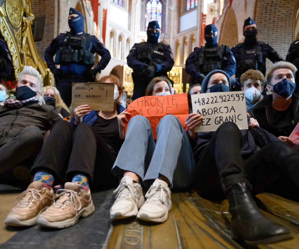 Poznań: Protest w sprawie aborcji w katedrze! Katoliczko nie jesteś sama [ZDJĘCIA] 