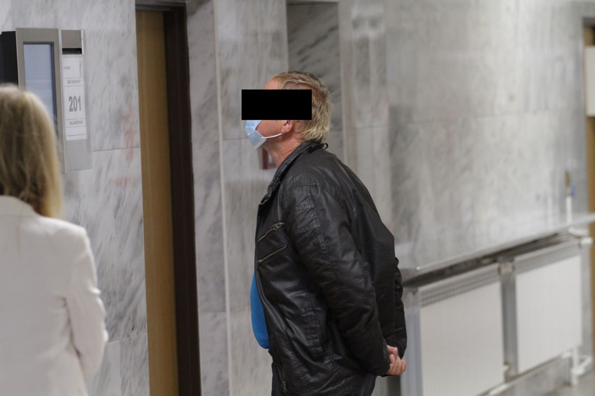 Zdziechowice Drugie. Poćwiartowane kawałki ciała na posesji. Oskarżony zaskoczył w sądzie