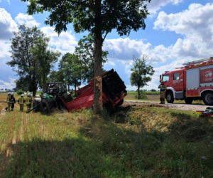 Gmina Śniadowo. Ciągnik rolniczy uderzył w drzewo. Kierujący trafił do szpitala!